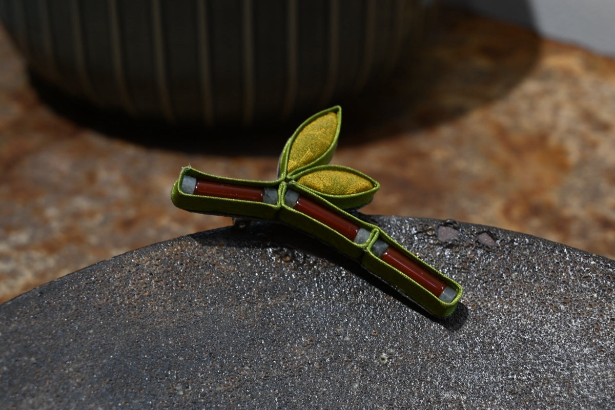 Handmade Bamboo Original Knot Button Brooch (Green and Red)