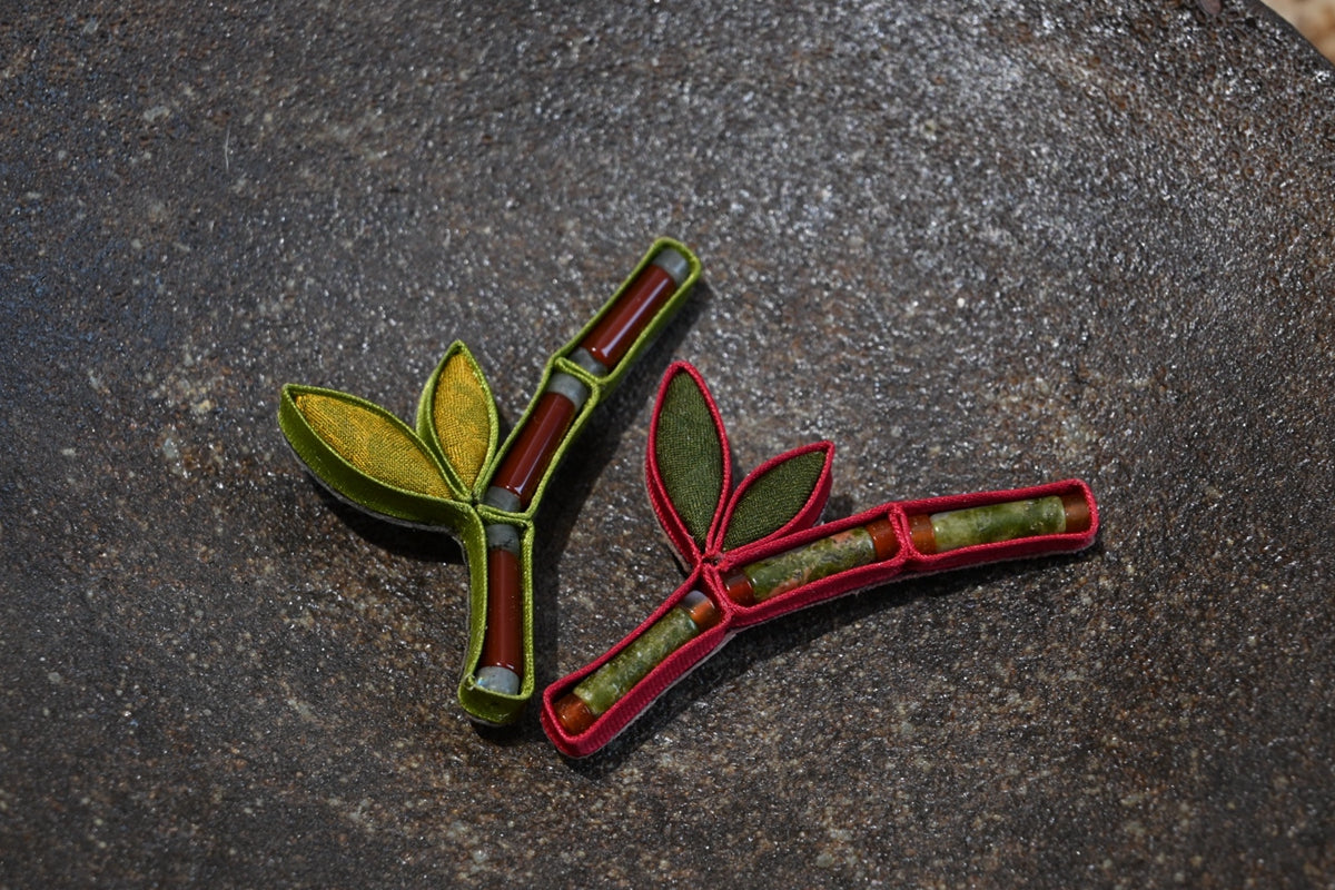 Handmade Bamboo Original Knot Button Brooch (Green and Red)