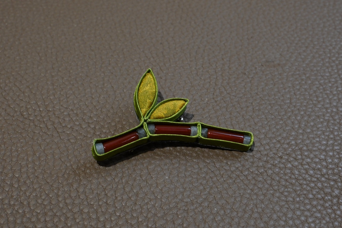 Handmade Bamboo Original Knot Button Brooch (Green and Red)