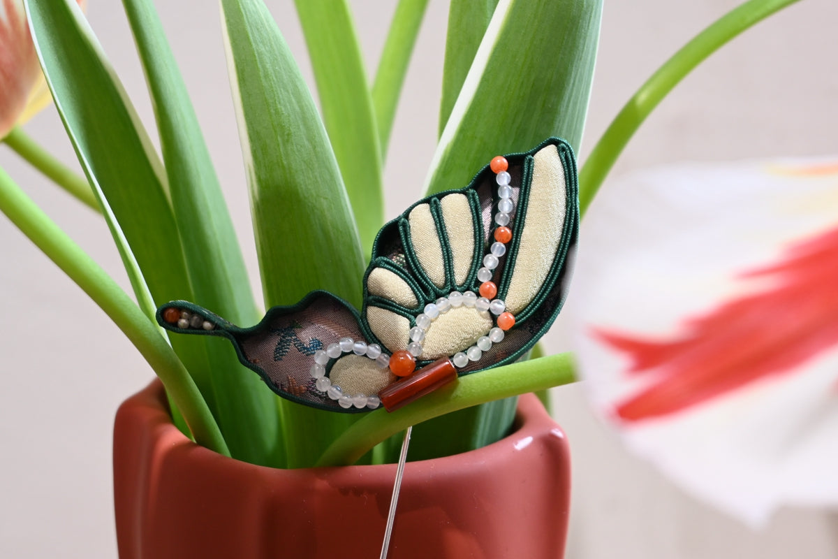 Handmade Butterfly-shaped Clasp Brooch (Purple and Green)