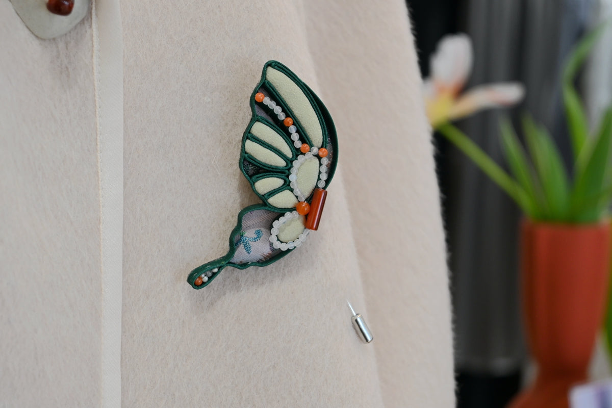 Handmade Butterfly-shaped Clasp Brooch (Purple and Green)